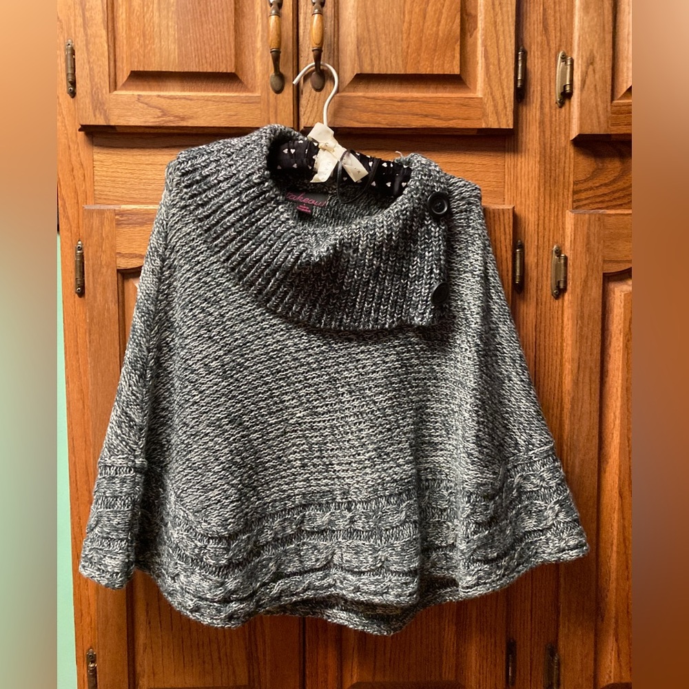 Takeout - Women’s poncho gray sweater.
